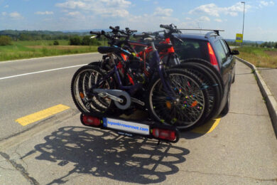Bagażnik rowerowy na hak – niezbędna trzecia tablica rejestracyjna