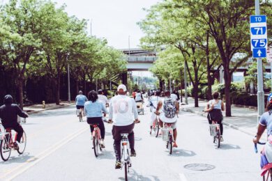 Rower w mieście: jak bezpiecznie korzystać z twojego dwukołowego pojazdu